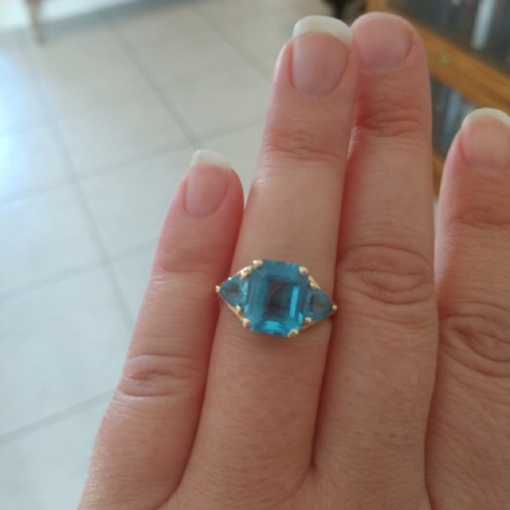 10 kt gold three stone blue topaz ring